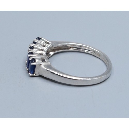 556 - 9ct white gold ladies 5 stone inline Sapphire dress ring held in a claw design size N, 3.3grams