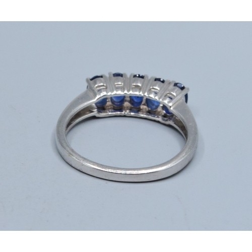 556 - 9ct white gold ladies 5 stone inline Sapphire dress ring held in a claw design size N, 3.3grams