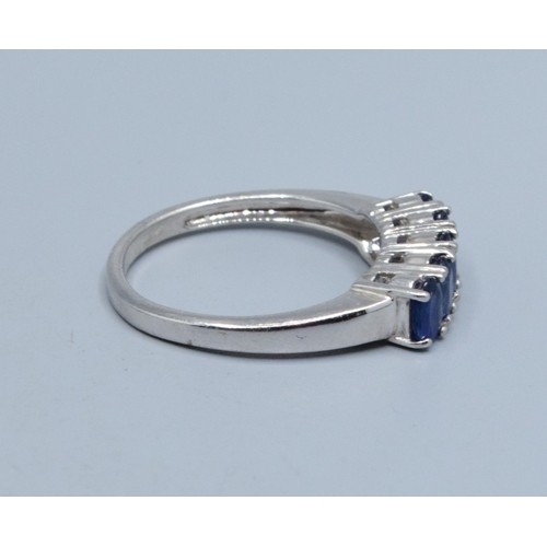 556 - 9ct white gold ladies 5 stone inline Sapphire dress ring held in a claw design size N, 3.3grams