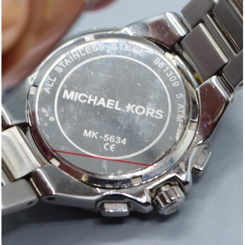 508 - Gents Michael Kors fashion watch with subsidiary dials and sweep second hand on a stainless steel st... 