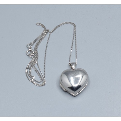 553 - 9ct white gold Heart picture locket on a 9ct white gold neck chain 40cm long