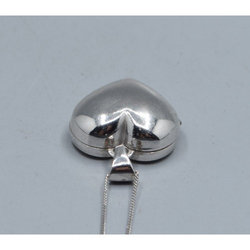 553 - 9ct white gold Heart picture locket on a 9ct white gold neck chain 40cm long