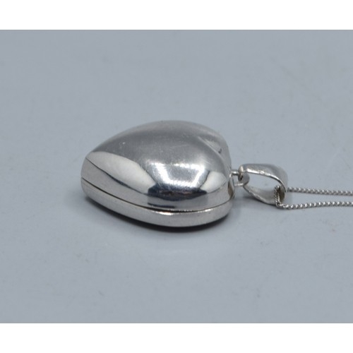 553 - 9ct white gold Heart picture locket on a 9ct white gold neck chain 40cm long