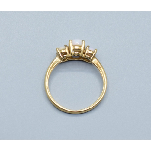 546 - 9ct gold ladies 3 graduating oval Opal ring set in a claw design largest stone being 8x6mm size S