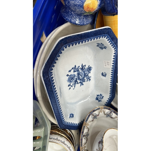 271 - A quantity of assorted ceramics including blue-and-white transfer wares, gilt-edged tea cups and sau... 