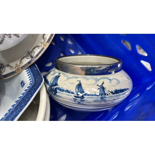 271 - A quantity of assorted ceramics including blue-and-white transfer wares, gilt-edged tea cups and sau... 