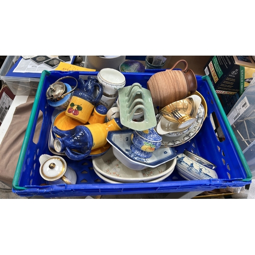 271 - A quantity of assorted ceramics including blue-and-white transfer wares, gilt-edged tea cups and sau... 