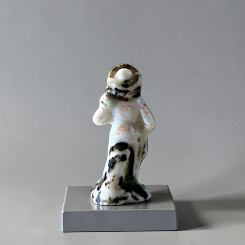 24 - An 18th century Chelsea or St James (Charles Gouyn) porcelain seal.Lacking mounting.Height - 27mm... 