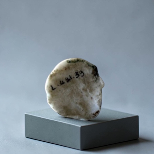 24 - An 18th century Chelsea or St James (Charles Gouyn) porcelain seal.Lacking mounting.Height - 27mm... 