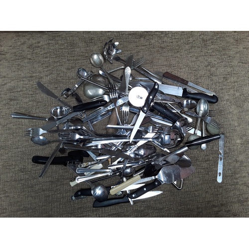 21 - Large quantity of vintage cutlery