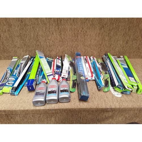 30 - Large quantity of windscreen wiper blades and engine oil