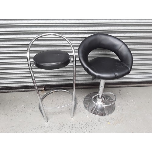 673 - Two bar stools