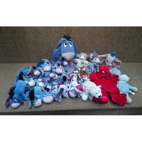 370 - Large lot of soft toys.