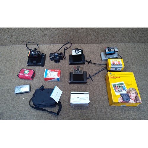 770 - Collection of mostly Polaroid cameras including Land cameras.