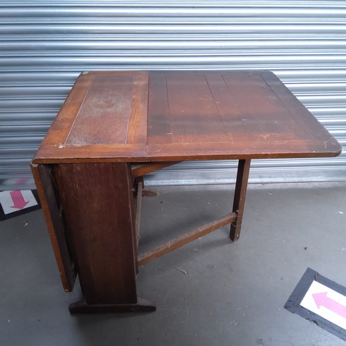 39 - Drop leaf dining table.