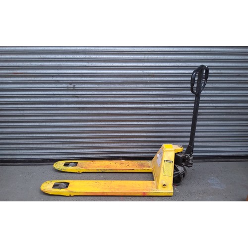 494 - Hyster heavy duty 2500kg Pallet Truck. Hydraulics work, requires pin.