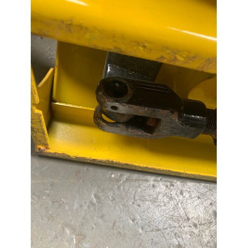 494 - Hyster heavy duty 2500kg Pallet Truck. Hydraulics work, requires pin.