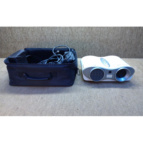 271 - 3M S10 cased projector.