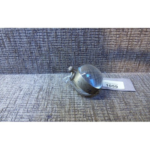 1059 - Desk Paperweight Clock displaying 