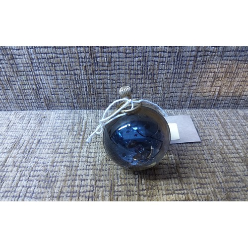 1059 - Desk Paperweight Clock displaying 