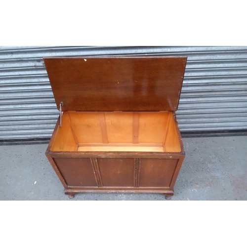 673 - Solid oak blanket box. 90cm x 73cm x 48cm.