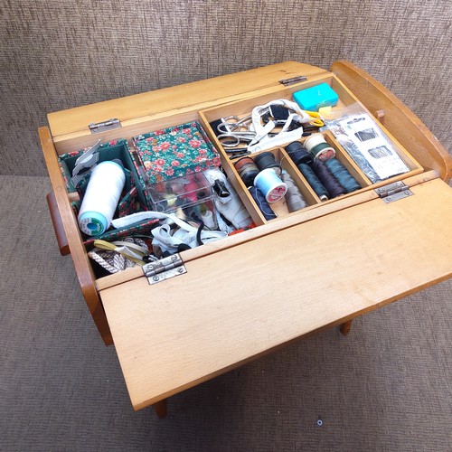 722 - Stylish retro 1960s sewing box and content.