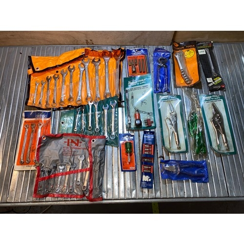 30 - Retail packaged tools including a Full Draper spanner set.