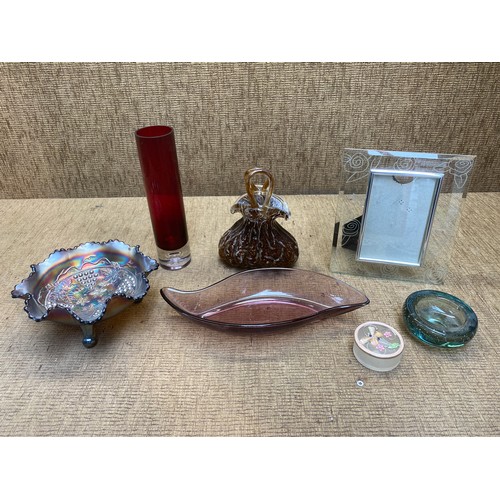 461 - Studio glass and Carnival glass items including a glass hand bag.