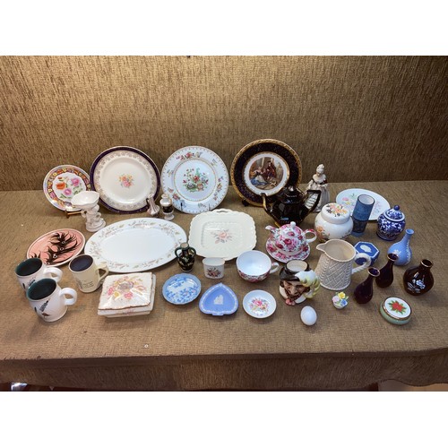 687 - Selection of quality ceramics including Wedgwood and Laugharne pottery.