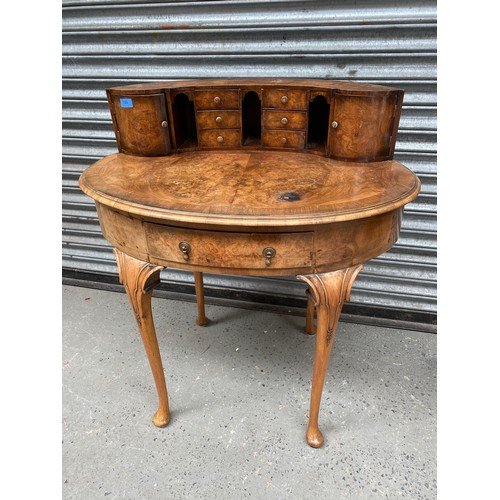 709 - An antique oval oak and walnut veneer Carlton house desk.