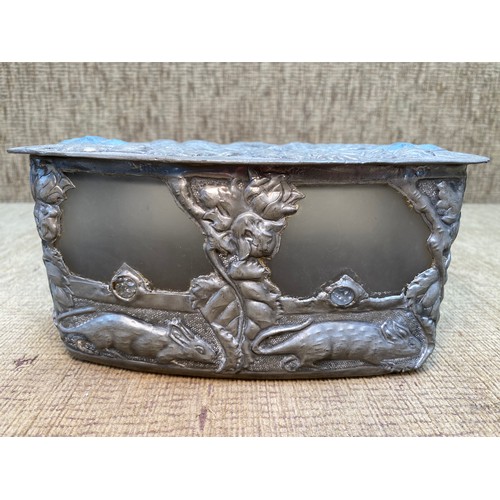 1054 - Antique arts and crafts pewter and frosted glass box with crafted lid.
22 x 12 x 11 cm