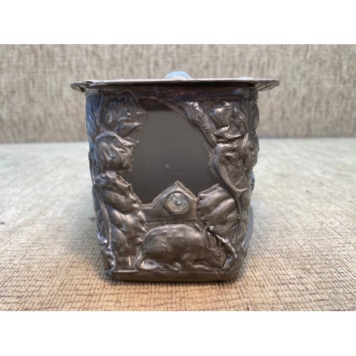 1054 - Antique arts and crafts pewter and frosted glass box with crafted lid.
22 x 12 x 11 cm