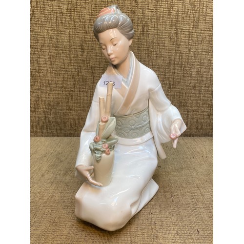 1255 - Lladro Nao Geisha modal lady figurine 1276.