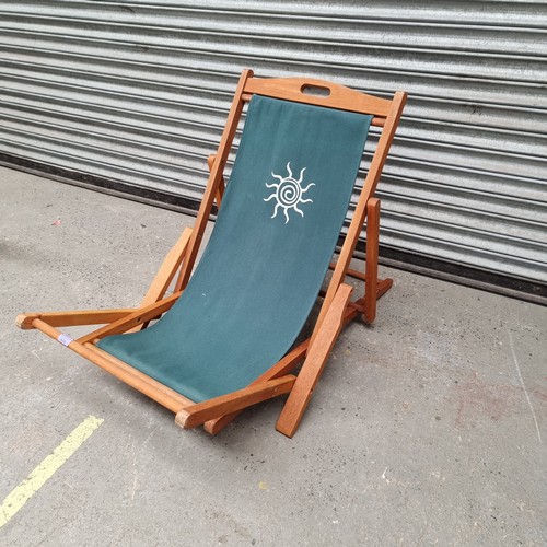 478 - Vintage wooden deck chair.