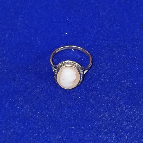 1060 - 9ct Gold cameo ring, size K, 2.3g.