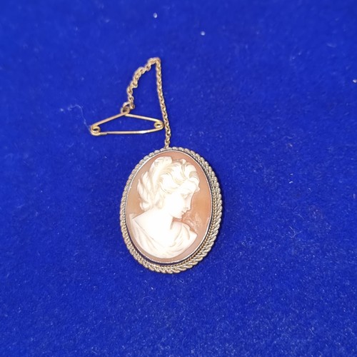 1061 - 9ct gold Cameo brooch. 7G 3cm high.