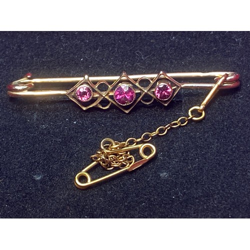 1071 - 9ct gold brooch. 1.8g