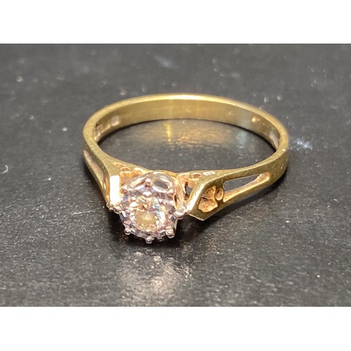 1077 - 18K Gold and round Dimond ring. 2.5g size N.