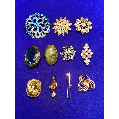 1082 - Collection of brooches.