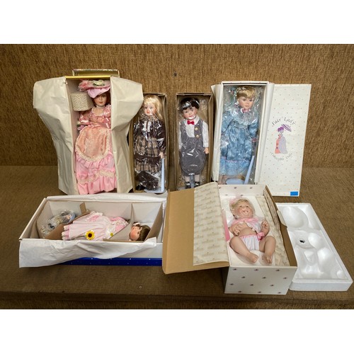 781 - Large collection of porcelain dolls including Fair lady, The Ashton Drake Galleries and Princess Hou... 