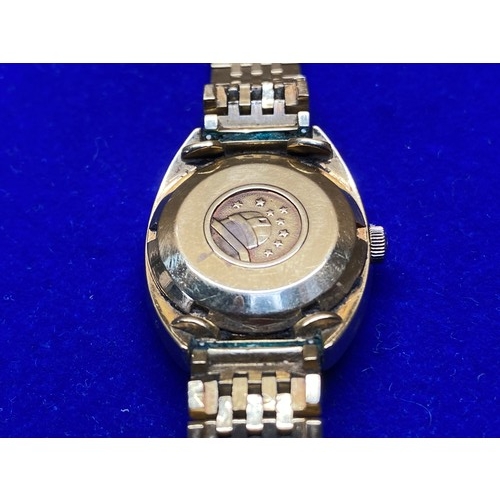 1092 - Omega constellation chromometer automatic 18ct gold Ladies watch working. 61.4g Working.