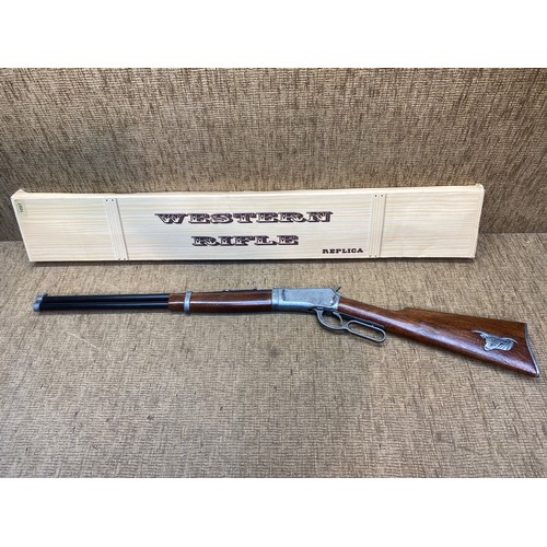 1097 - Replica 1873 Winchester rifle.