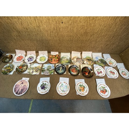 813 - 22 collectable plates including Royal Doulton and Royal Worcester.