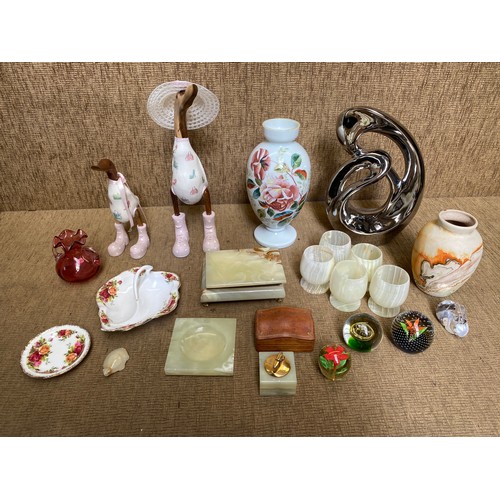 833 - Collectable household items including a studio glass vase , marble jewellery box , old country rose ... 