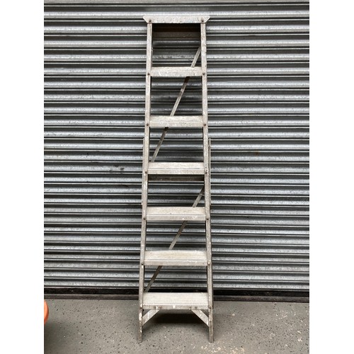 150b - Set of aluminium steps.