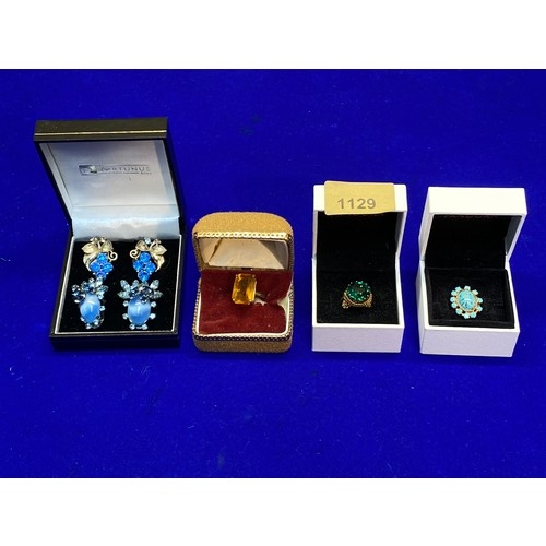 1129 - Three vintage dress rings and two pairs of dress earrings.