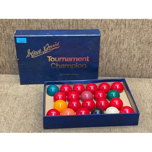 1052 - Steve Davis Rily Tournament champion snooker ball set