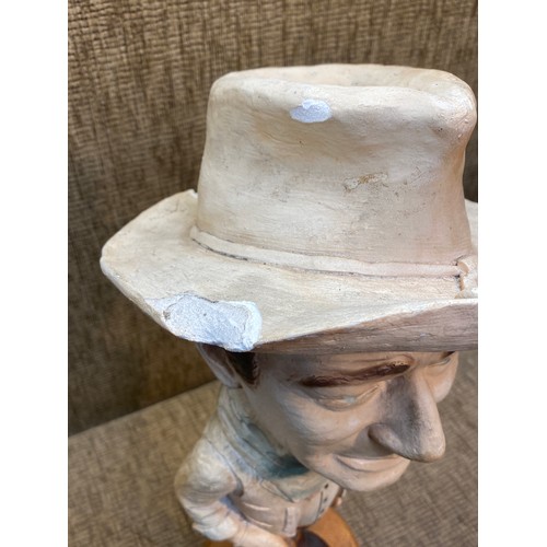 1057 - Statue of John Wayne 48cm ( light damage to hat ) .