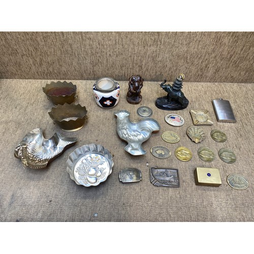 508 - Mixed copper and brass items including Jelly moulds 4 USA brass $20 coins and Brass USA belt buckles... 