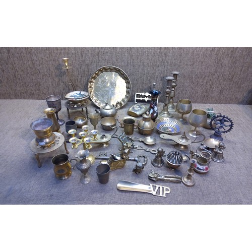 519 - Selection of collectable brass items 10kg in weight.